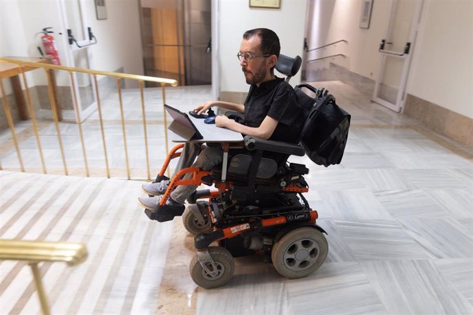 El portavoz de Unidas Podemos en el Congreso, Pablo Echenique, a su llegada a una rueda de prensa previa a la Junta de Portavoces, en el Congreso de los Diputados, a 26 de octubre de 2022, en Madrid (España).