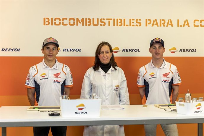 Archivo - Marc Márquez junto a Dolores Cárdenas y Pol Esparagaró tras una visita al Repsol Technology Lab 