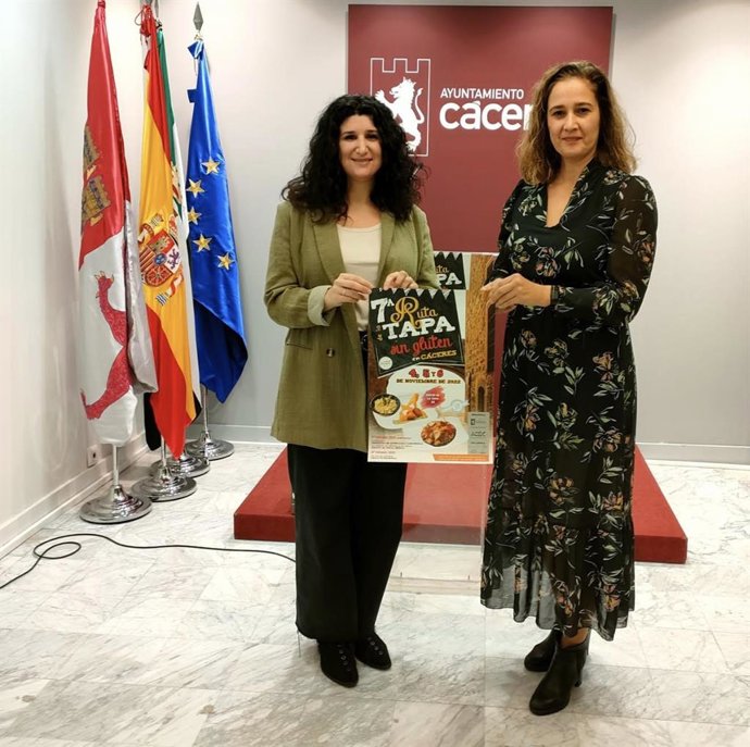 La dietista de la Asociación de Celíacos de Extremadura, Beatriz Moya, y la concejala de Comercio, María Ángeles Costa