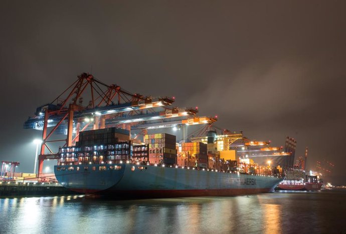 Archivo - 26 January 2022, Hamburg: The container ship Evelyn Maersk of the shipping company Maersk is moored in the port at the Eurogate terminal and is being unloaded. Today, Federal Minister of Economics Habeck presents the Annual Economic Report 202