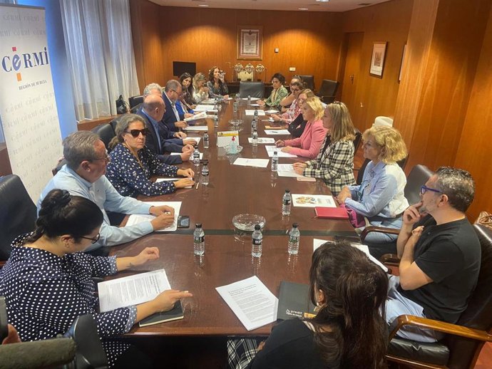 La vicesecretaria general de Política Social del PP de la Región de Murcia, Conchita Ruiz, y la senadora del PP Violante Tomás, en un encuentro de trabajo con el presidente de CERMI Región de Murcia, Pedro Martínez, y miembros de la junta directiva