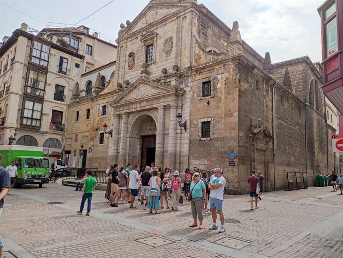 Turistak Bilboko Alde Zaharrean.