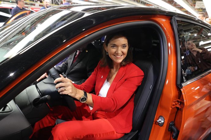 La ministra de Industria, Comercio y Turismo, Reyes Maroto, durante su reciente visita a una fábrica de Stellantis