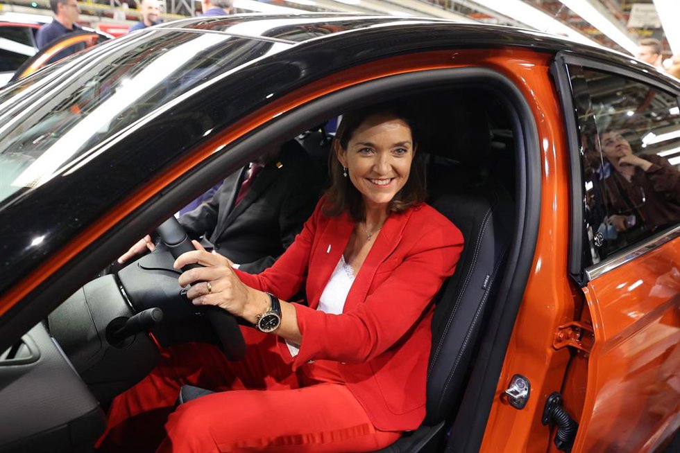 La ministra de Industria, Comercio y Turismo, Reyes Maroto, durante su reciente visita a una fábrica de Stellantis