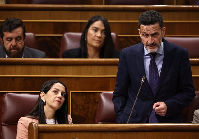La líder de Ciudadanos, Inés Arrimadas y el portavoz de Cs en el Congreso, Edmundo Bal, interviene durante una sesión plenaria en el Congreso de los Diputados, a 2 de noviembre de 2022, en Madrid (España).