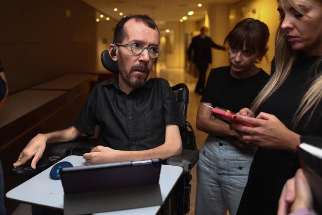 El portavoz de Unidas Podemos en el Congreso, Pablo Echenique, a su llegada a las ruedas de prensa previas a la Junta de Portavoces, en el Congreso de los Diputados, a 18 de octubre de 2022, en Madrid (España).