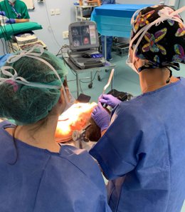 Momento de la operación en Vithas Almería