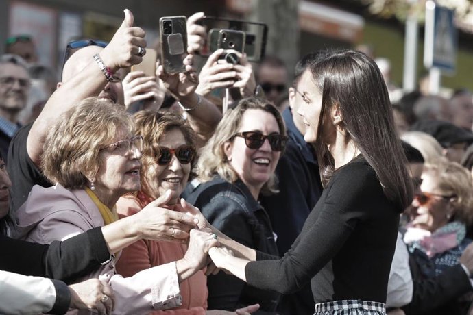 La Reina Letizia saluda a vecinos de Tudela antes de asistir a un homenaje a la cineasta Pilar Miró.