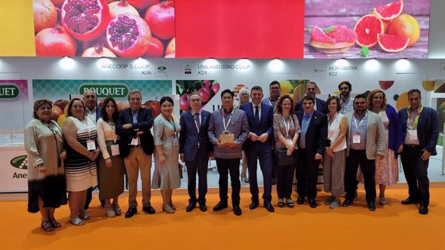 El consejero Antonio Luengo con miembros de la delegación de la Región en Asia Fruit Logistica; el embajador de España, Felipe de la Morena, y el director general de Agricultura tailandés.