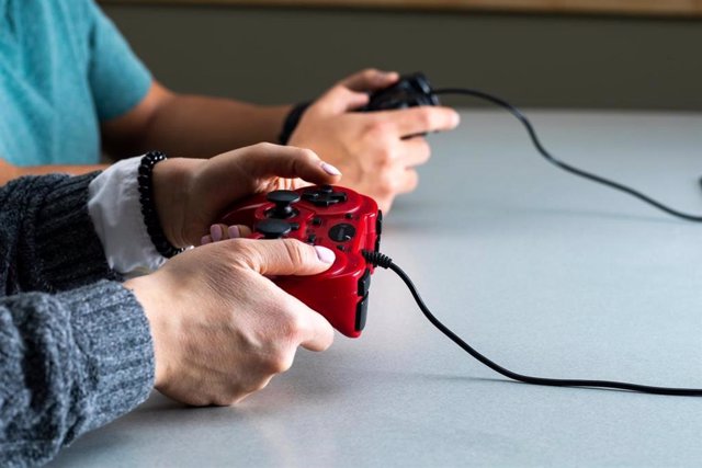 Archivo - Jugando a videojuegos