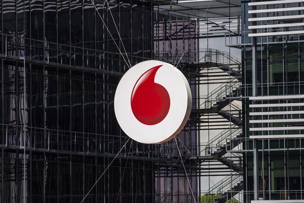 Archivo - Logo de la sede de Vodafone en Madrid