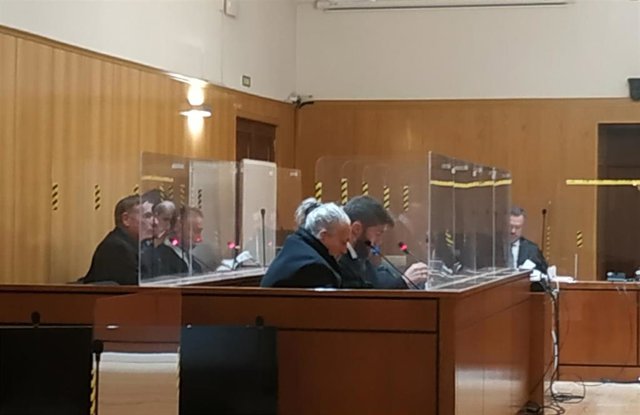 Los acusados, junto a sus abogados, en la sala de vistas de la Audiencia de Valladolid.
