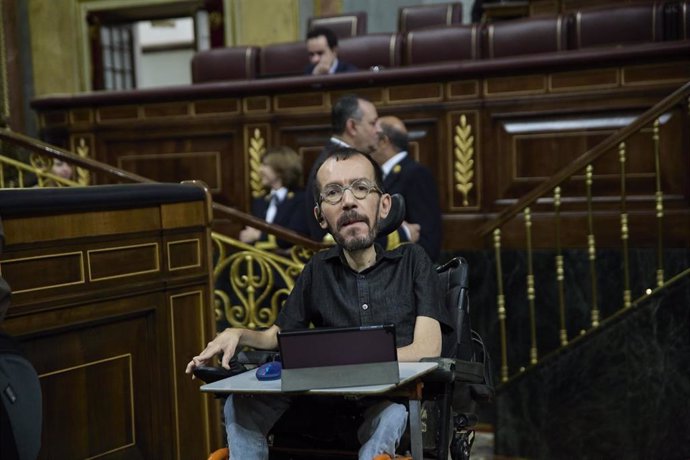 El portavoz de Unidas Podemos en el Congreso, Pablo Echenique, durante una sesión plenaria en el Congreso de los Diputados, a 27 de octubre de 2022, en Madrid (España).