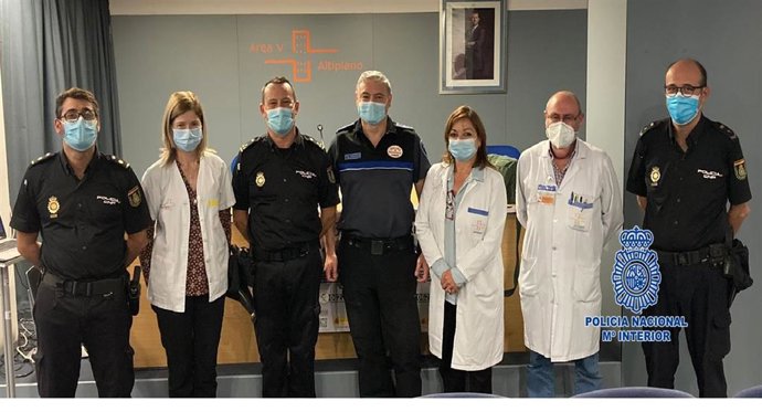 En la imagen, reunión con el personal médico y de seguridad del centro de Yecla, donde tuvo lugar la última agresión a personal sanitario.