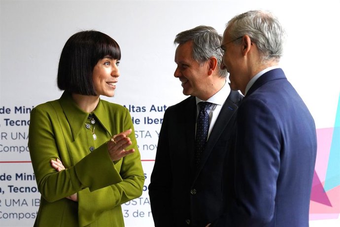 (I-D) La ministra de Ciencia, Diana Morant; el delegado del Gobierno en Galicia, José Miñones y el vicepresidente primero de la Xunta, Francisco Conde, en Santiago, en la V Reunión Iberoamericana de altas autoridades de Ciencia, Tecnología e Innovación