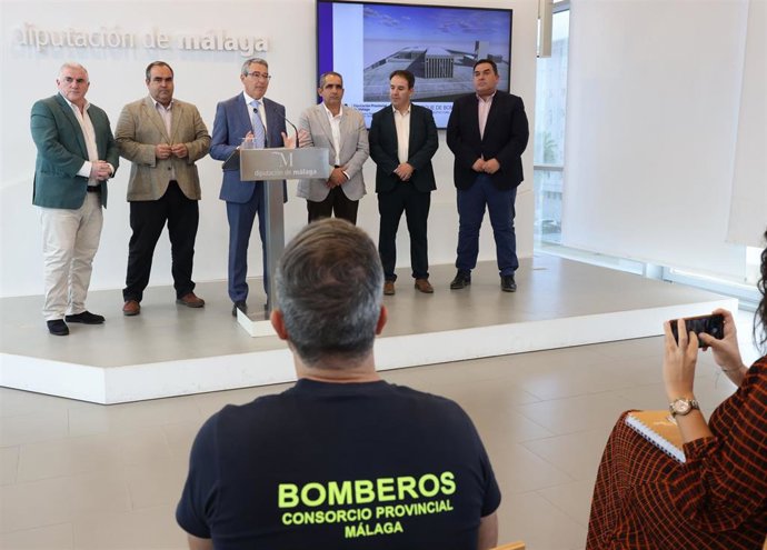 El presidente de la Diputación, Francisco Salado, ha presentado el proyecto del futuro parque de bomberos de Álora-Pizarra.