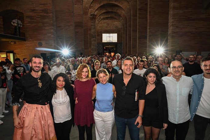 Foto de familia de los asistentes al acto de Sumar en el Museo Nacional de Arte Romano, a 28 de octubre de 2022, en Mérida.