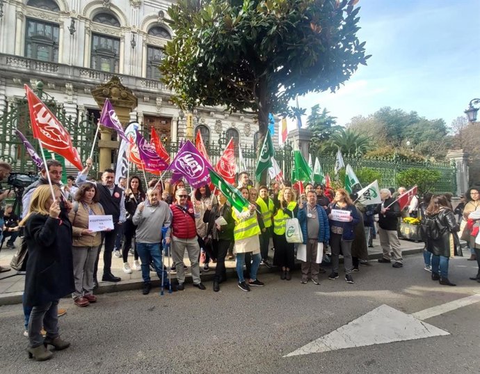 Concentración de trabajadores del Servicio de Atención Continuada frente a la Junta General.