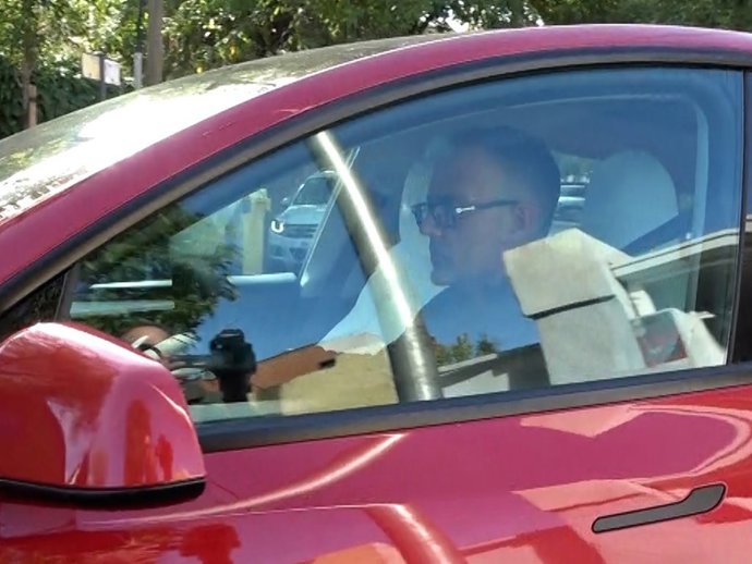 Risto Mejide, saliendo de su casa tras la publicación de las imágenes de Laura Escanes besándose con Álvaro de Luna