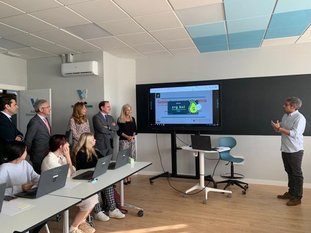 La consejera de Desarrollo Educativo y Formación Profesional, Patricia del Pozo, y el presidente de la CEA, Javier González de Lara, en su visita al IES Los Viveros de Sevilla