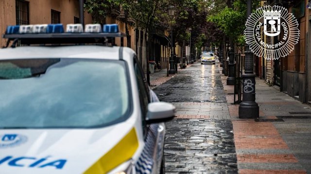 Archivo - Arrestado un hombre por golpear brutalmente a un agente en la inspección de un local con 35 personas de fiesta