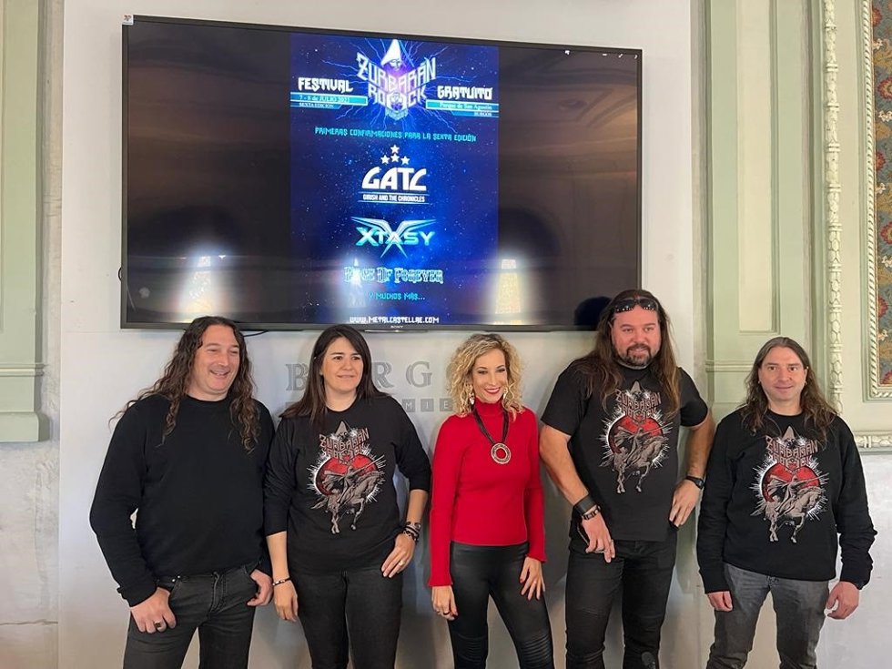 La concejal de Festejos de Burgos, Blanca Carpintero, junto a los organizadores del Festival Zurbarán Rock.