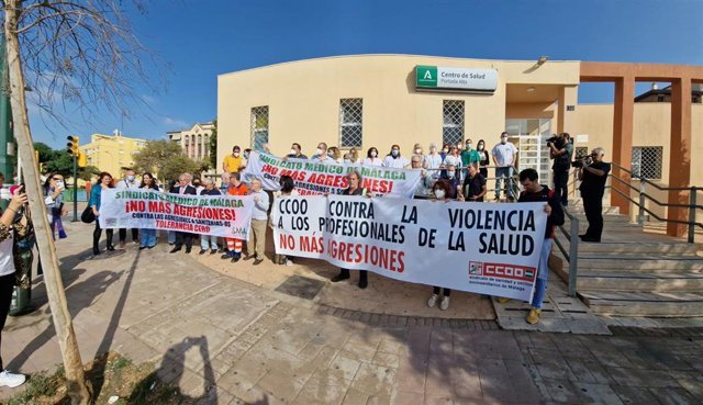 Concentración en repulsa a la agresión a una facultativa del centro de salud de Portada Alta