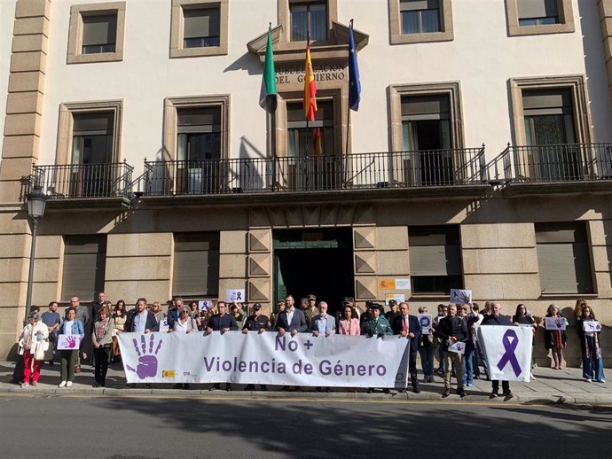 Concentración en Cáceres en recuerdo a la mujer asesinada en Valencia de Alcántara por su pareja