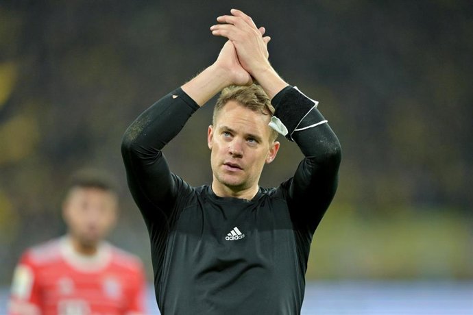 Manuel Neuer aplaude a sus aficionados tras un partido del Bayern Múnich