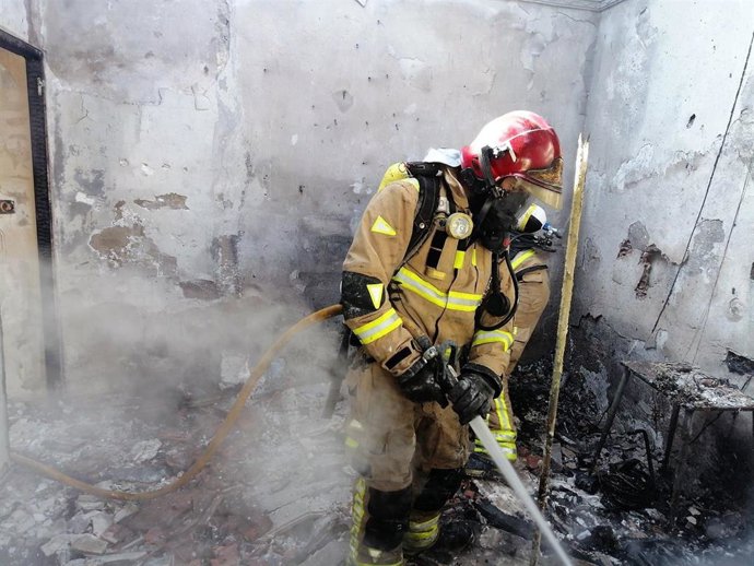Un efectivo del CEIS trabaja en la extinción de un incendio declarado en una vivienda de Totana (Murcia)