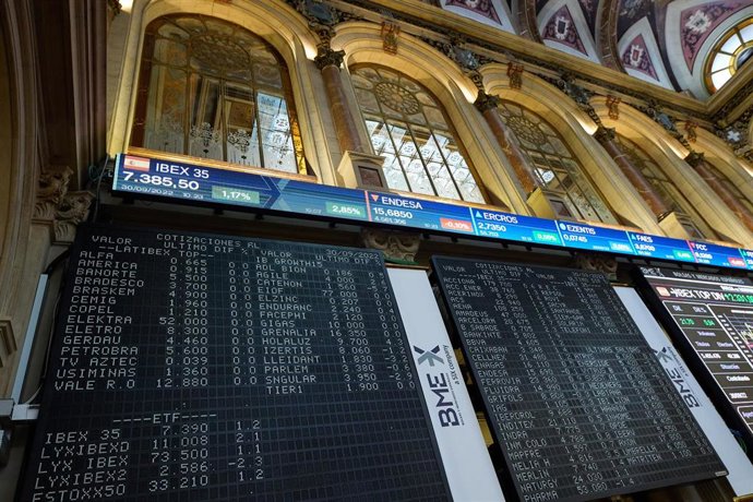 Archivo - Paneles del Ibex 35 en el Palacio de la Bolsa, a 30 de septiembre de 2022, en Madrid (España). 