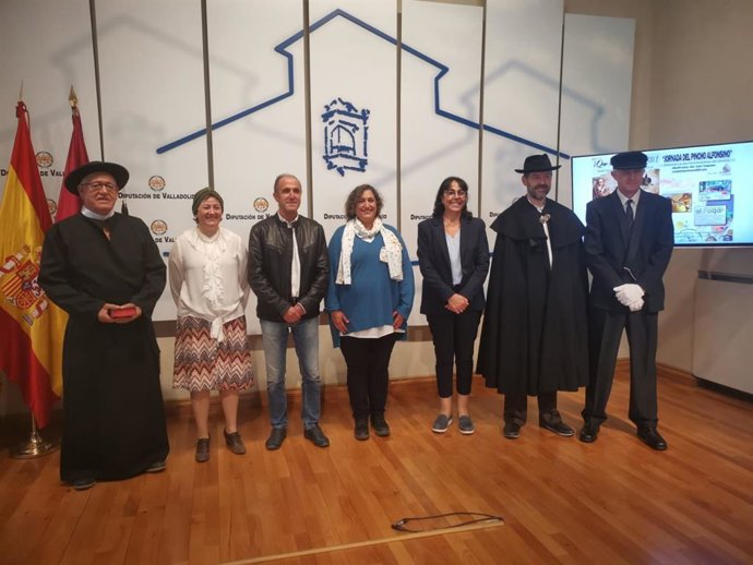Organizadores y autoridades, durante la presentación de la recreación 'Que viene Alfonso XIII' en San Miguel del Arroyo (Valladolid)