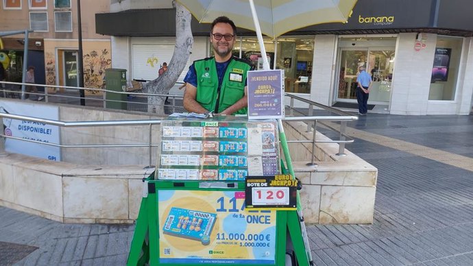 El vendedor de la ONCE Juan Carlos Pérez que ha dado el premio del Eurojackpot en Las Palmas de Gran Canaria