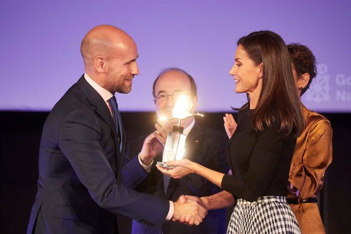 Gonzalo Miró recoge el reconocimiento a su madre, Pilar Miró, de manos de la Reina Letizia en el marco del festival de Cine Ópera Prima de Tudela