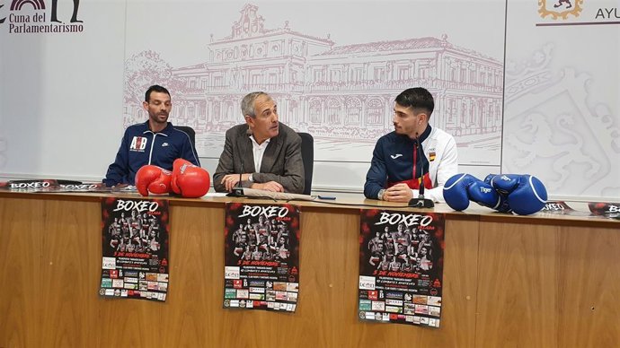 El concejal de Deportes, Vicente Canuria, el púgil leonés, Antonio Barrul, y y padre, Vicente Barrul.