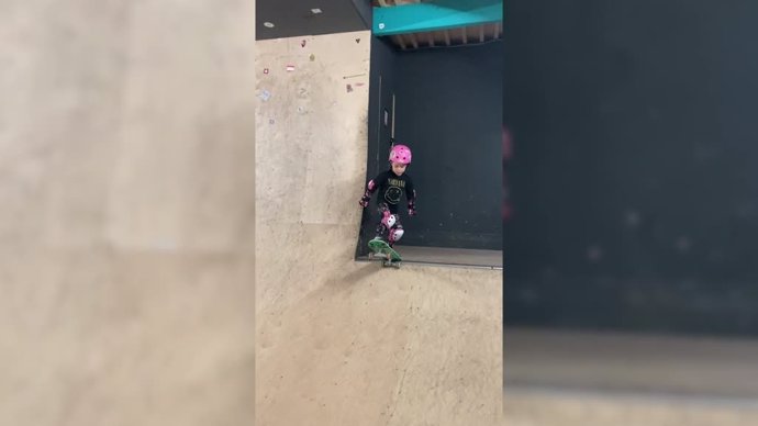 Esta niña entrena para ser una gran patinadora