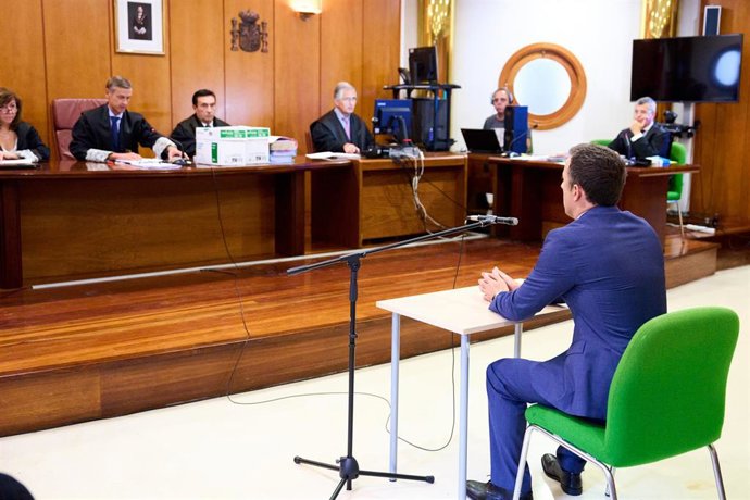 El juez Luis Acayro (d) durante un juicio en la Sala de los Civil y Penal del TSJC, a 18 de octubre de 2022, en Santander, Cantabria.