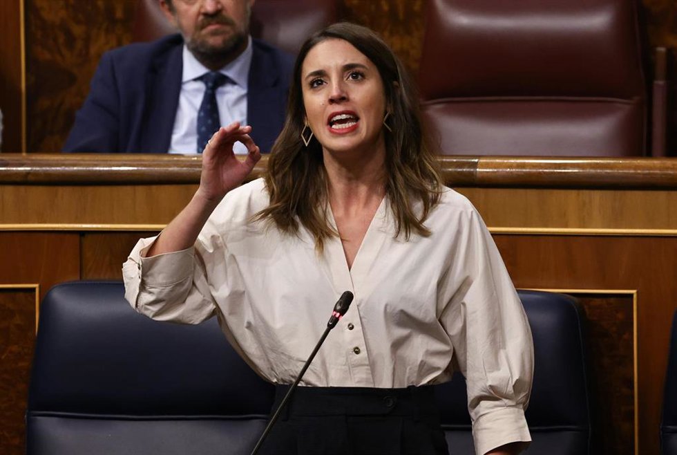La ministra de Igualdad, Irene Montero, interviene durante una sesión plenaria en el Congreso de los Diputados.