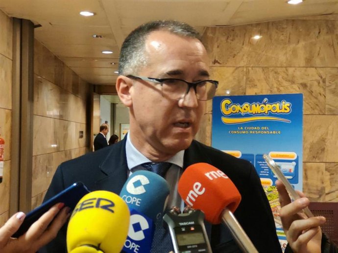 Archivo - El consejero de Salud, Pablo Fernández Muñiz, atiende a los medios.