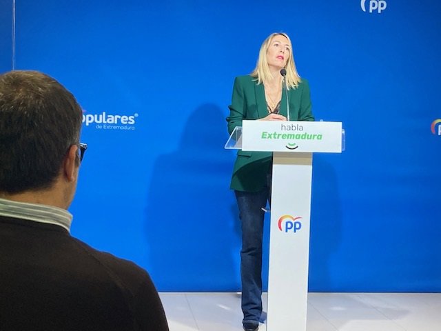 La presidenta del PP extremeño, María Guardiola, en rueda de prensa.