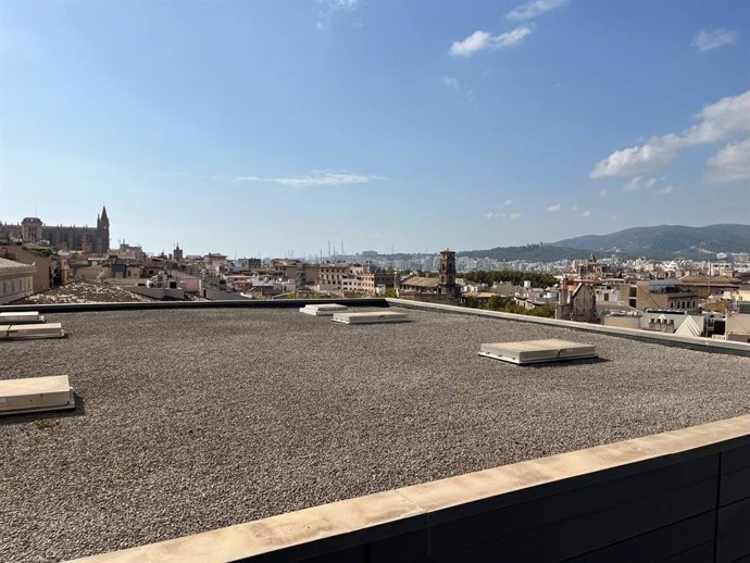 Instalación de autoconsumo compartido en el tejado del Teatre Principal de Palma.