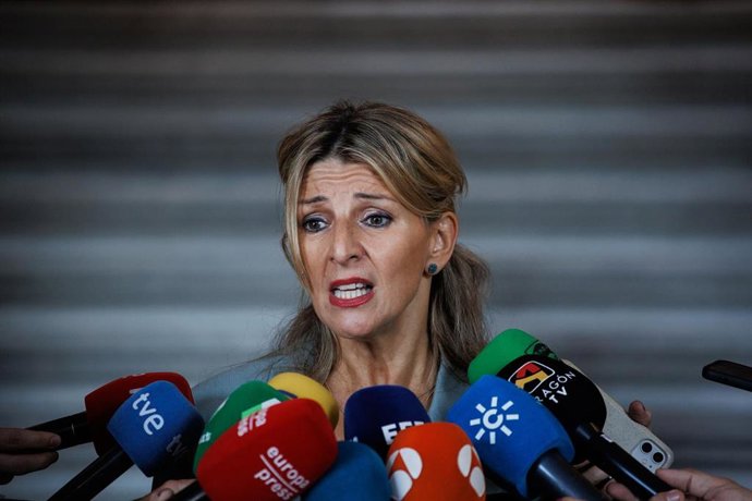 La vicepresidenta segunda y ministra de Trabajo, Yolanda Díaz, atiende a los medios durante la inauguración del Foro Global Deal, en la Casa de América, a 2 de noviembre de 2022, en Madrid (España). 