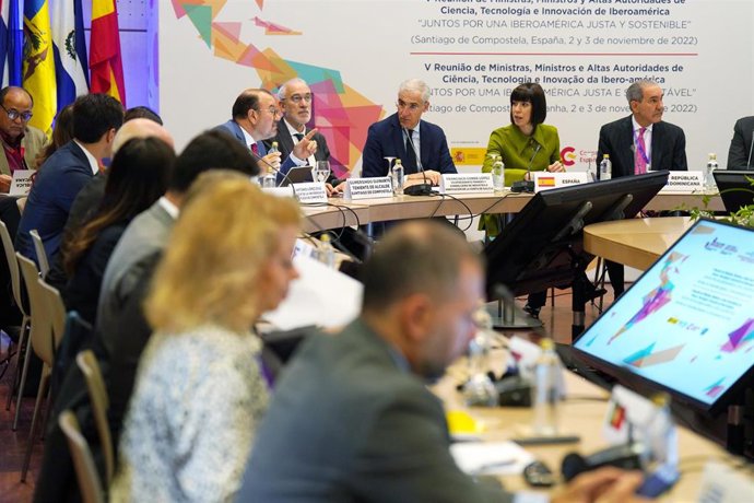  El rector de la USC, Antonio López; el teniente de alcalde de Santiago, Gumersindo Guinarte; el vicepresidente primero de la Xunta, Francisco Conde; la ministra de Ciencia, Diana Morant y el ministro de Ciencia de la República Dominicana, Franklin Garc