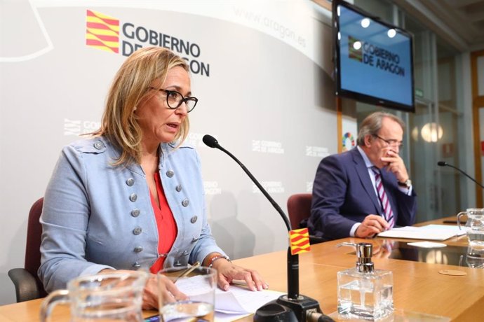 La consejera de Presidencia, Mayte Pérez, y el titular de Hacienda, Carlos Pérez Anadón.