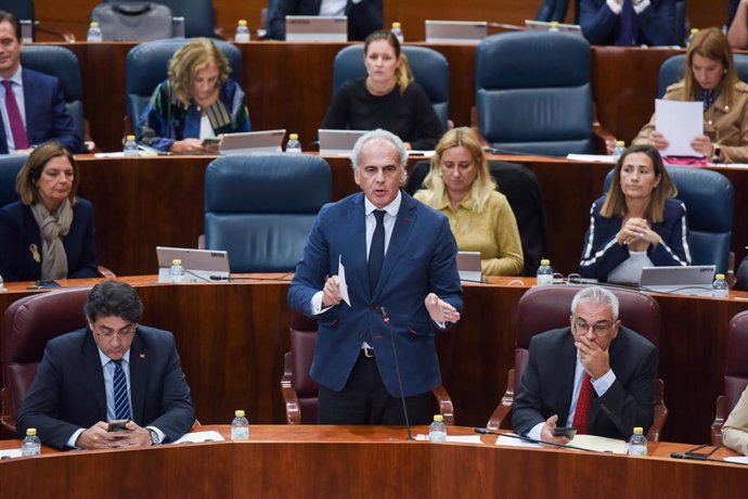 El consejero de Sanidad de la Comunidad de Madrid, Enrique Ruiz Escudero, en una sesión plenaria en la Asamblea de Madrid. Archivo.