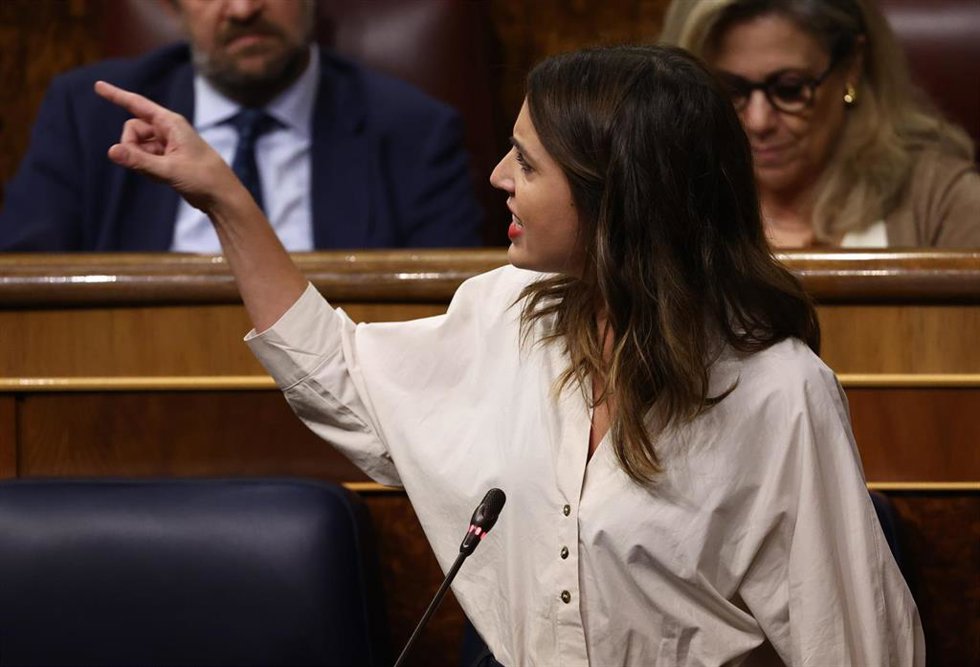 La ministra de Igualdad, Irene Montero, interviene durante una sesión plenaria en el Congreso de los Diputados.