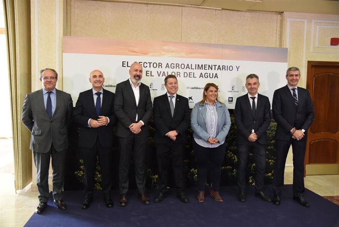 El presidente regional, Emiliano García-Page, inaugura, en Talavera de la Reina, la jornada El sector agroalimentario y el valor del agua, que organiza El Confidencial