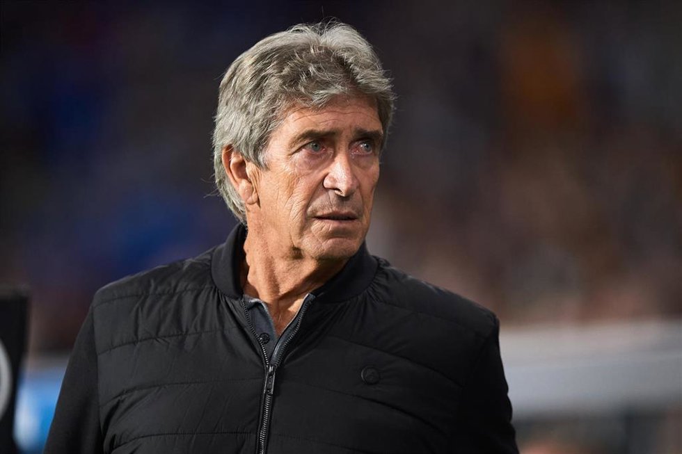 El entrenador del Real Betis, Manuel Pellegrini, antes del encuentro ante la Real Sociedad En el Reale Arena de LaLiga Santander 2022-2023. 
