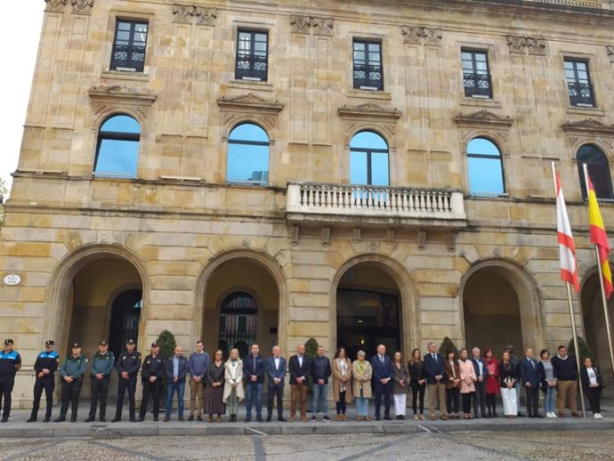 Minuto de silencio frente al Ayuntamiento gijonés, en memoria de Olivia García, la niña  asesinada supuestamente a manos de su madre en Gijón