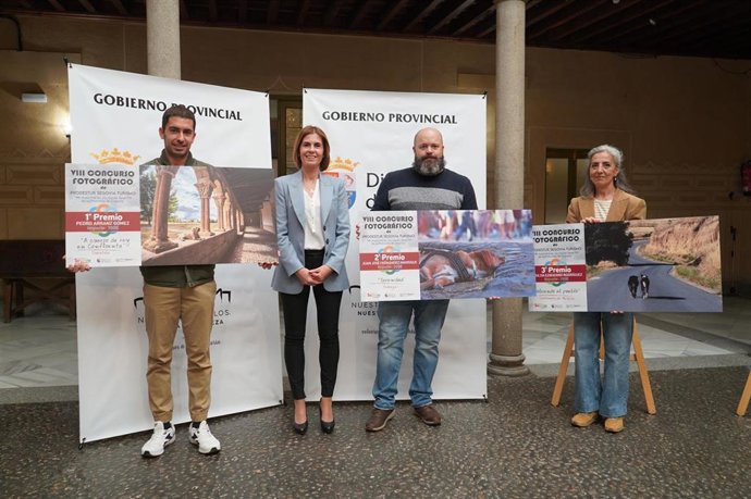La diputada de Turismo, Magdalena Rodríguez, junto con el sobrino del autor de la fotografía ganadora, Daniel Martínque, el ganador del segundo premio, Juan José Fernández; y la ganadora del tercer premio, Casilda Ezquerro.